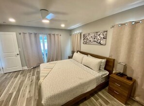 Tabla de planchar con plancha, cuna de viaje, wifi y ropa de cama 