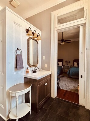 1 habitación, tabla de planchar con plancha, wifi gratis y ropa de cama 