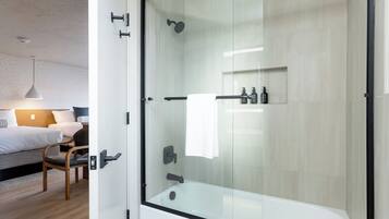 Deluxe Room | Bathroom