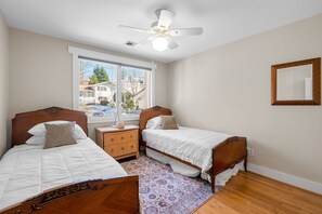 4 bedrooms, iron/ironing board, WiFi, bed sheets - Charming, Spacious Urban Retreat with Park Views in Chevy Chase MD (Chevy Chase)