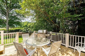 Outdoor dining - Charming, Spacious Urban Retreat with Park Views in Chevy Chase MD (Chevy Chase)