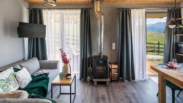 Chalet, 3 chambres | Coin séjour | Télévision à écran plat