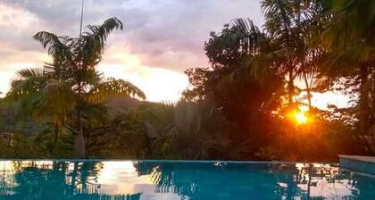 Country house with swimming pool jacuzzi, turkish ideal for large groups, warm and close!