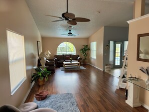 Living area - Superb 3-bedroom house with AC in Kissimmee at 10 minutes to the Disney World (Kissimmee)