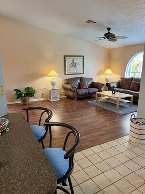 Living area - Superb 3-bedroom house with AC in Kissimmee at 10 minutes to the Disney World (Kissimmee)