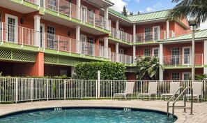 Pool - Spacious 2-bed/2-full bath apartment with W/D in-unit - Pompano Beach with AC (Pompano Beach)