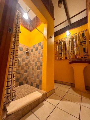 Towels, soap, shampoo, toilet paper - 2BR Toucans and Waterfalls- the garden cottage (Pérez Zeledón)
