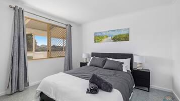 4 bedrooms, travel crib, bed sheets