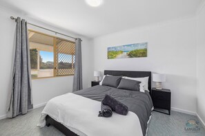 4 bedrooms, travel crib, bed sheets - Packem Inn: 4  BR, 2  BA House in LANCELIN, Sleeps 12 (LANCELIN)