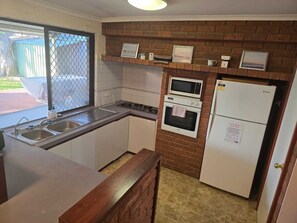 Een koelkast, een microgolfoven, een oven, een kookplaat