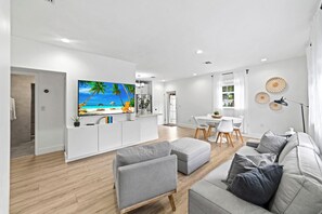 Living area - Stylish Modern Stay Near Airport [10 Min] (Virginia Gardens)