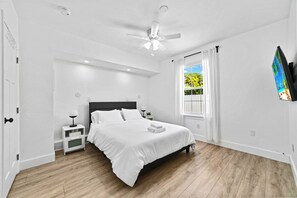 2 bedrooms, iron/ironing board, Internet - Stylish Modern Stay Near Airport [10 Min] (Virginia Gardens)
