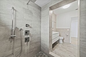 Hair dryer, soap, toilet paper - Stylish Modern Stay Near Airport [10 Min] (Virginia Gardens)