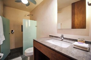 Shower - Sabor a Miel – Duplex near beach with pool & gym (Playa del Carmen)
