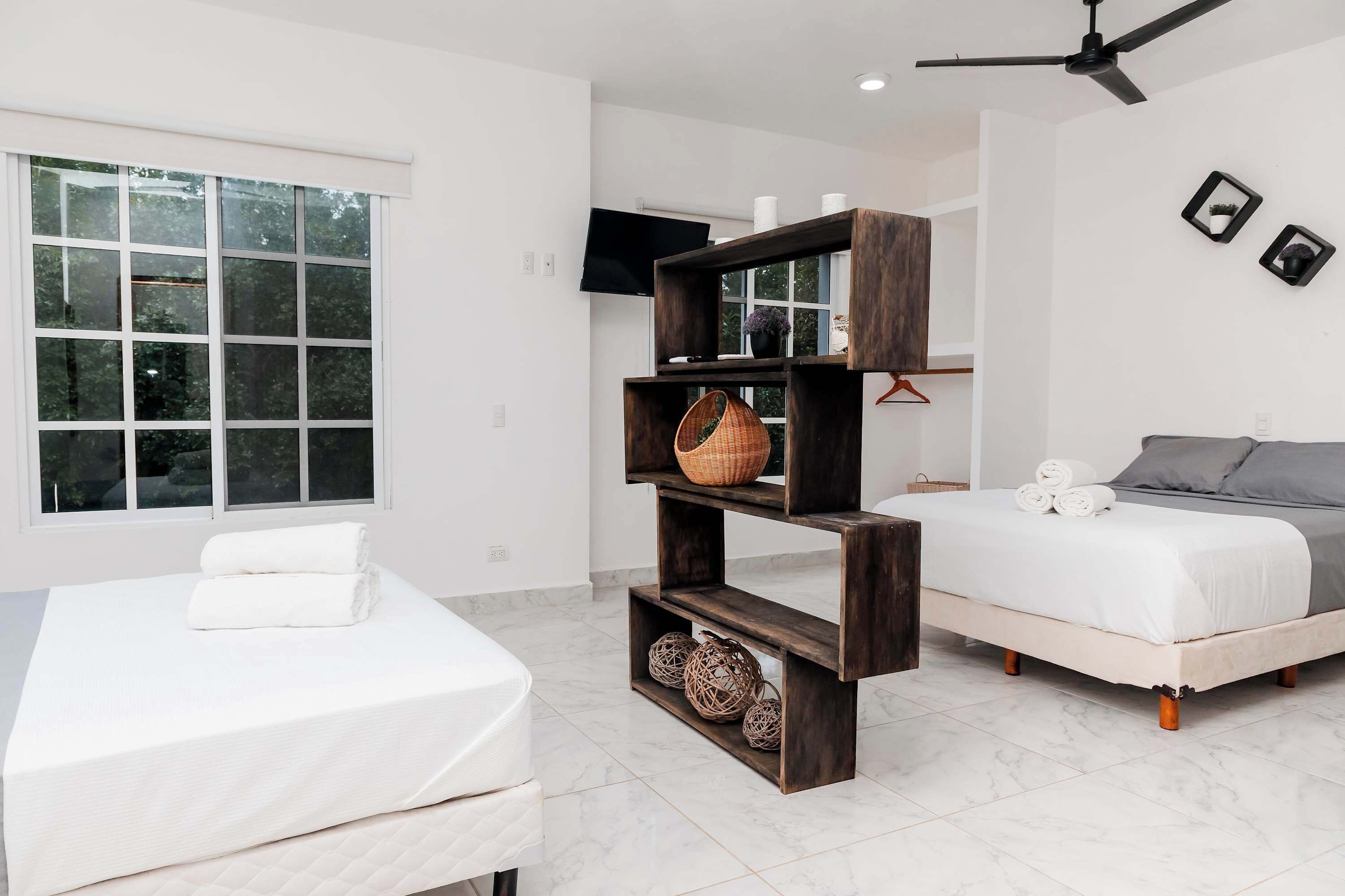 書桌、Wi-Fi、床單