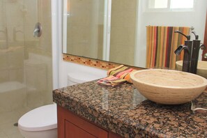 Shower, hair dryer, towels - Ground floor Condo, Steps from Coco Beach & 5th Av (Playa del Carmen)