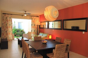 Dining - Ground floor Condo, Steps from Coco Beach & 5th Av (Playa del Carmen)