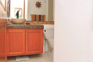 Shower, hair dryer, towels - Ground floor Condo, Steps from Coco Beach & 5th Av (Playa del Carmen)