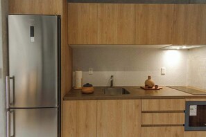 Réfrigérateur, micro-ondes, plaque de cuisson, cafetière/bouilloire