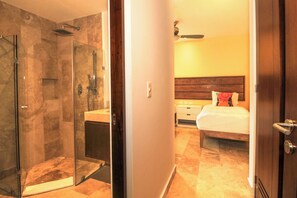 Douche, sèche-cheveux, serviettes fournies