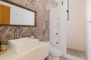 Shower, hair dryer, towels - Manor: Spacious Aldea Zama Retreat with pool (Tulum)