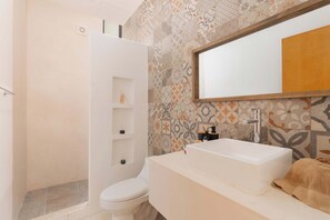 Shower, hair dryer, towels - Manor: Spacious Aldea Zama Retreat with pool (Tulum)