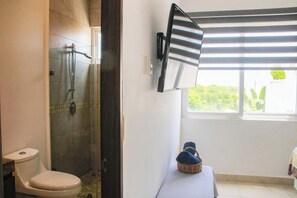 Shower, hair dryer, towels - Stylish Studio with Rooftop Pool (Playa del Carmen)