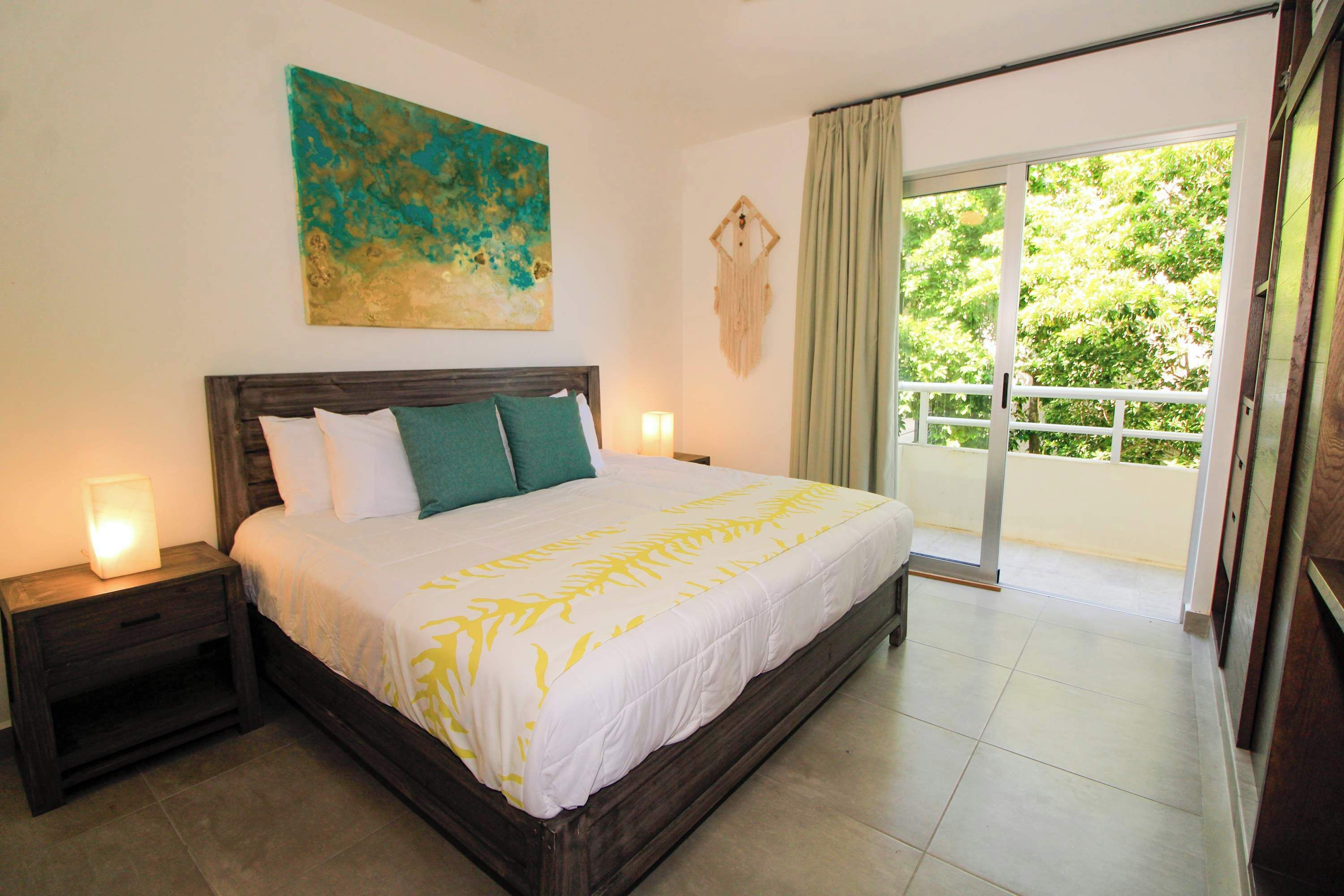 Tabla de planchar con plancha, wifi, ropa de cama