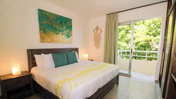 Tabla de planchar con plancha, wifi, ropa de cama