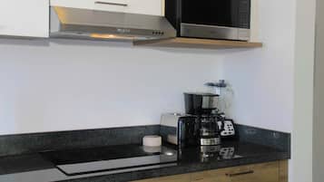 Kühlschrank, Mikrowelle, Ofen, Wasserkocher mit Kaffee-/Teezubehör