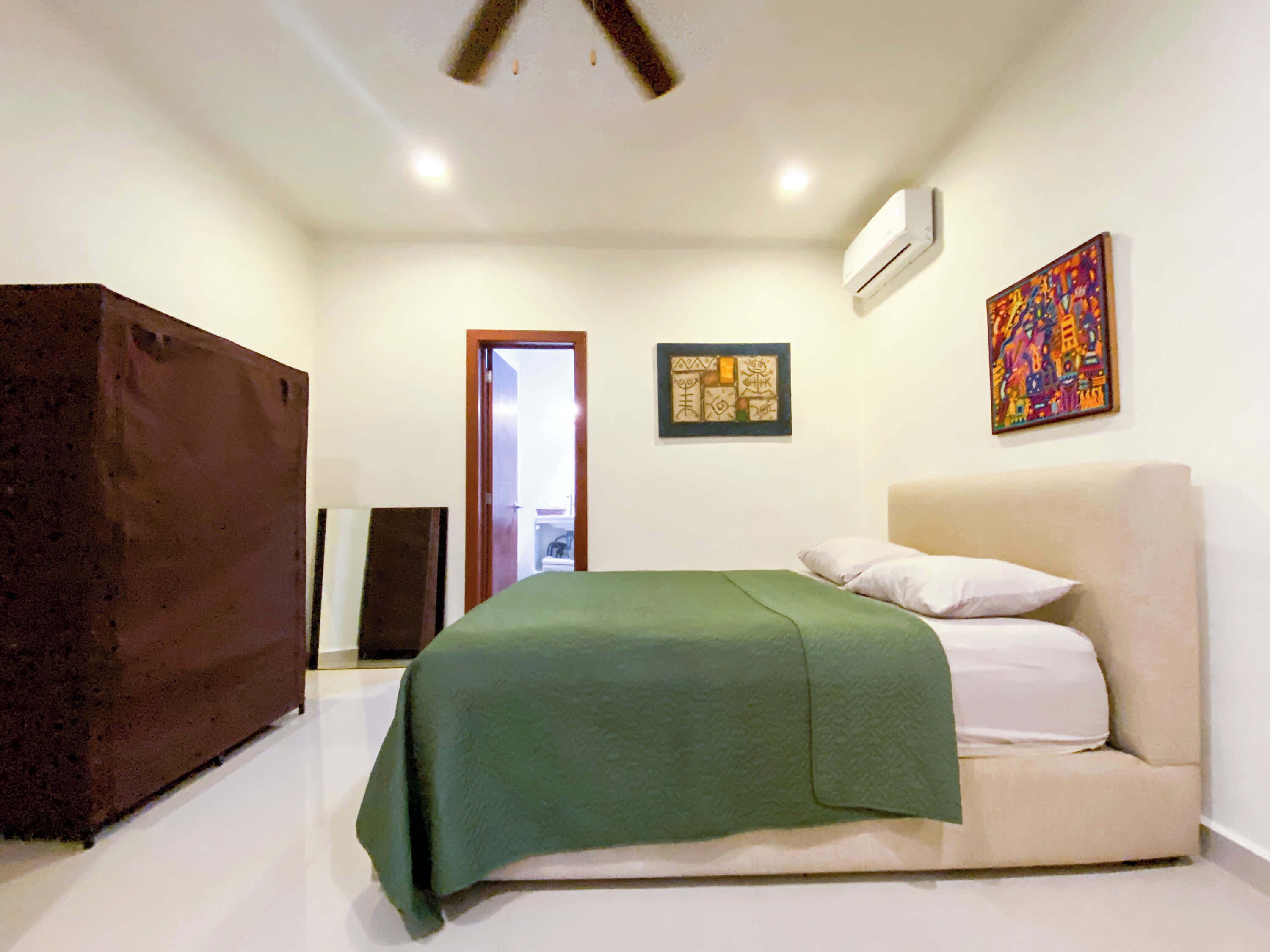 Een strijkplank/strijkijzer, wifi, beddengoed