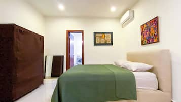 Een strijkplank/strijkijzer, wifi, beddengoed