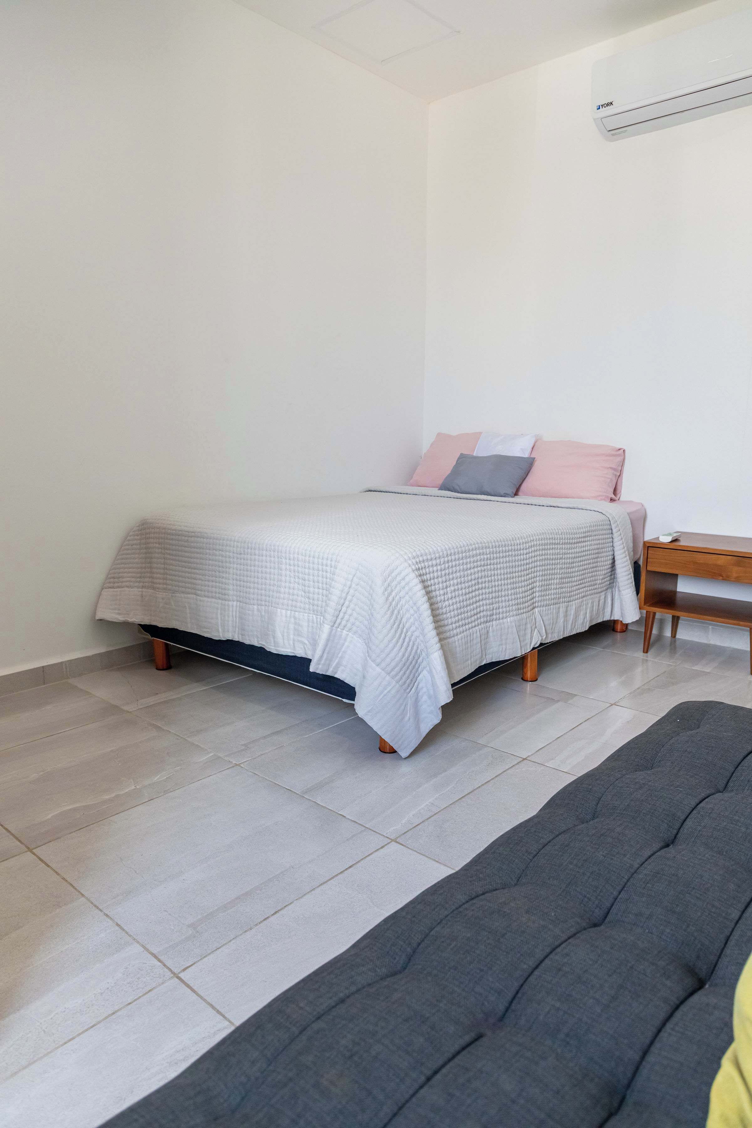 Silitysrauta/-lauta, Wi-Fi, vuodevaatteet