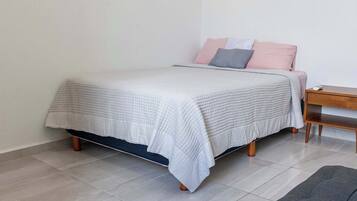 Silitysrauta/-lauta, Wi-Fi, vuodevaatteet