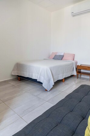 Silitysrauta/-lauta, Wi-Fi, vuodevaatteet