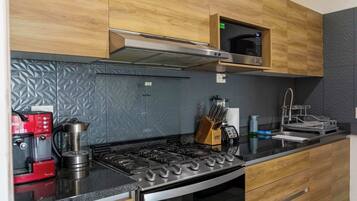 Réfrigérateur, micro-ondes, four, plaque de cuisson