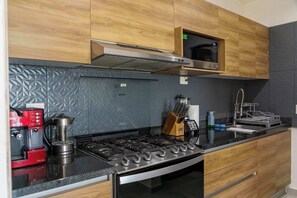 Réfrigérateur, micro-ondes, four, plaque de cuisson