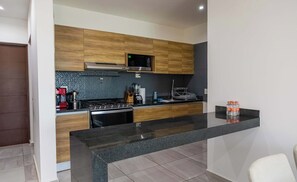 Jääkaappi, mikroaaltouuni, uuni, liesi