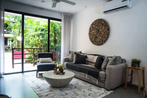 TV - Lunada: Bright Stay with Rooftop Amenities (Playa del Carmen)