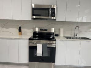 Refrigerador, microondas, horno y parrilla de estufa