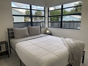Free WiFi, bed sheets - Flamingo Park Estate! Sleeps 16! FIFA WORLD CUP! (West Palm Beach)