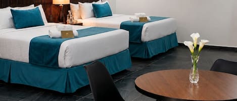 Cubrecamas, espacio para trabajar con laptop y wifi gratis