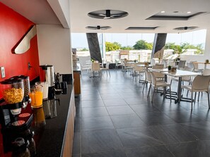 Café da manhã com buffet grátis todos os dias