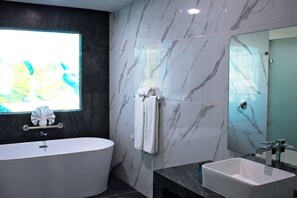 Habitació doble Deluxe | Bany | Assecador de cabells, tovalloles, sabó i xampú 