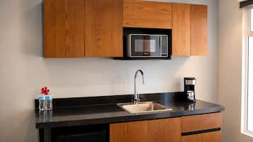 Deluxe Double Room | Private kitchen | Mini-fridge, dishwasher