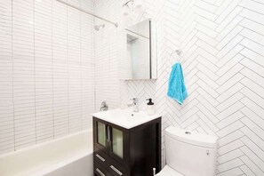 Shower, hair dryer - Luxury 2BR/1BA - 10 min to NYC (Hoboken)