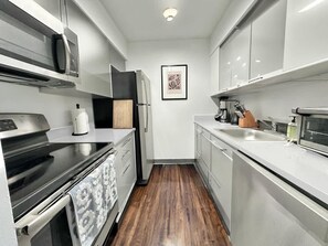 Fridge, microwave, oven, stovetop - Luxury 2BR/1BA - 10 min to NYC (Hoboken)
