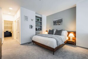 2 Schlafzimmer, Schreibtisch, Bügeleisen/Bügelbrett, Reisekinderbett