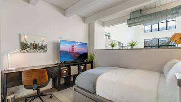 Työpöytä, silitysrauta/-lauta, vauvan matkasänky, Wi-Fi