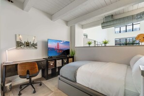 Työpöytä, silitysrauta/-lauta, vauvan matkasänky, Wi-Fi